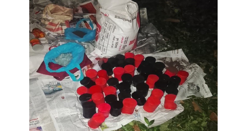 চাঁপাইনবাবগঞ্জের একটি আমবাগান থেকে ৯২টি ককটেল,১২ কেজি গানপাওডার ও সরঞ্জাম উদ্ধার